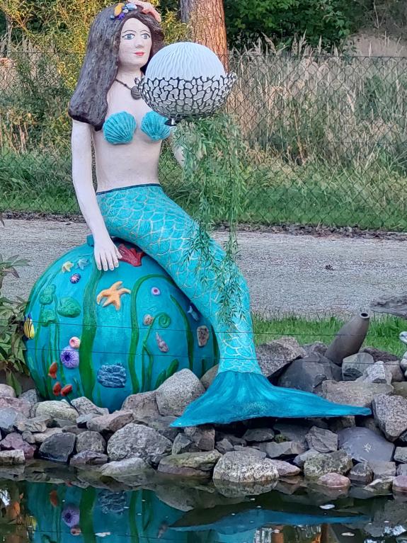 Meerjungfrau auf Kugel 