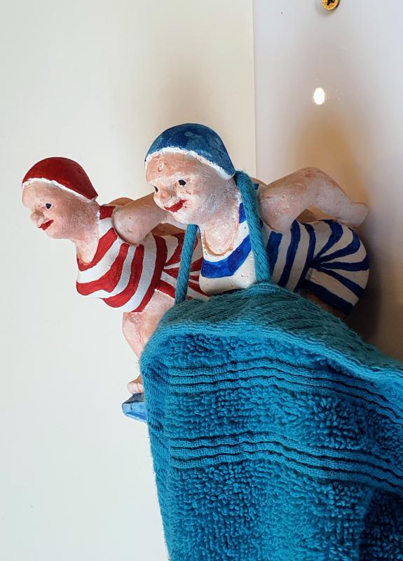 springende Badedame als Wandhaken