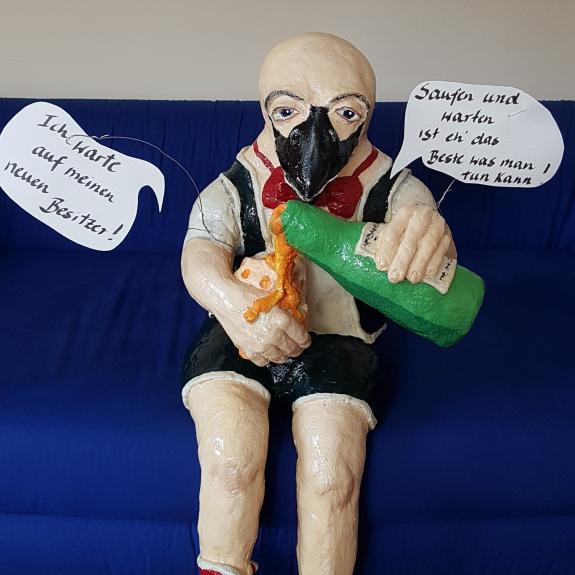 Trinkender Betonrabe