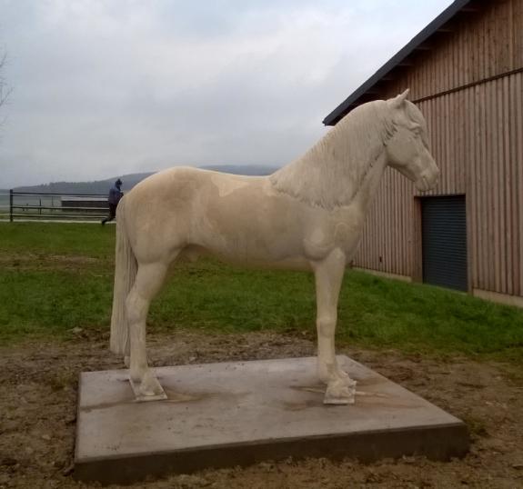 Lebensgroße Skulptur eines Islandhengstes