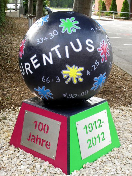 Betonkugel "100 Jahre Laurentius Grundschule Westkirchen"