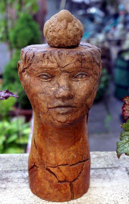 Kopf mit Vogelen mit Beton als Werkstoff