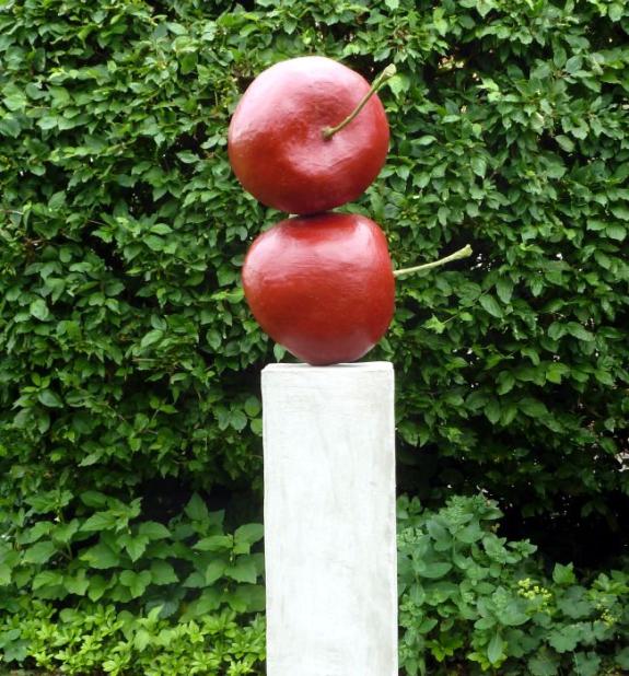 Kirschen auf Stele