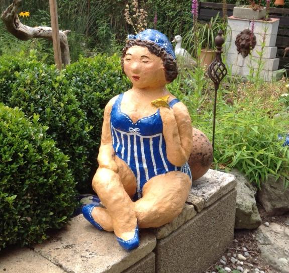 Rosi im blauen Badeanzug