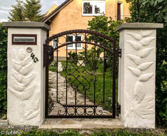 Garteneingang mit Reliefsäulen